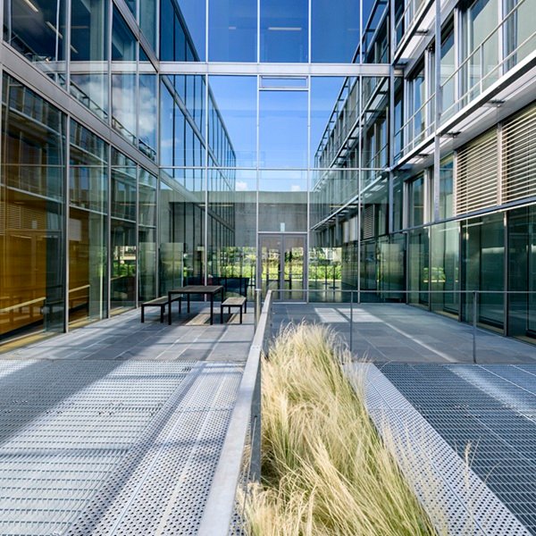 Buitenjaloezie Grinotex III, Provinciehuis Leuven - Professionele zonwering ZW