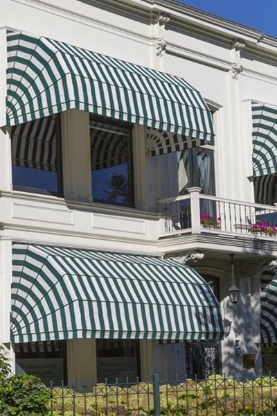 houten markies, met streepdoek, op maat gemaakt in hout of aluminium markies Vlaardingen