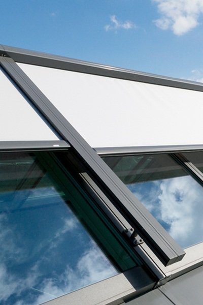 serre zonwering, buitenzonwering om warmte uit een serre of lichtstraat te houden serre zonwering